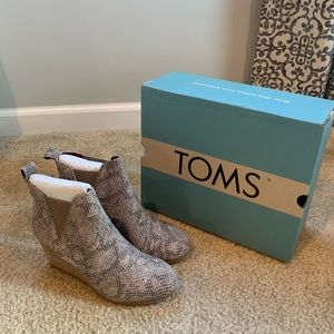 Toms SZ 8 NWT Kelsey bootie cobblestone snake